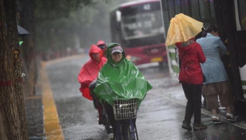 6月22日，呼和浩特迎来降雨。中新社记者 刘文华 摄